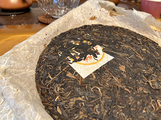 图为春城茶厂马帮牌2002年攸乐青饼蛮砖款