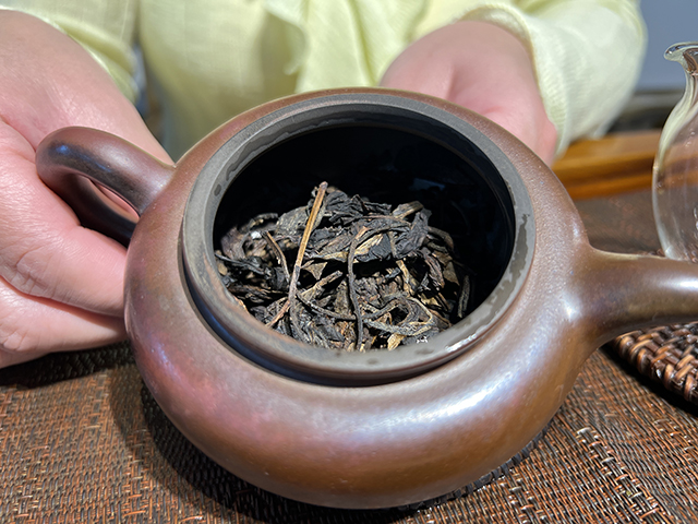 图为春城茶厂马帮牌2002年攸乐青饼蛮砖款