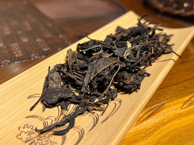 图为春城茶厂马帮牌2002年攸乐青饼蛮砖款