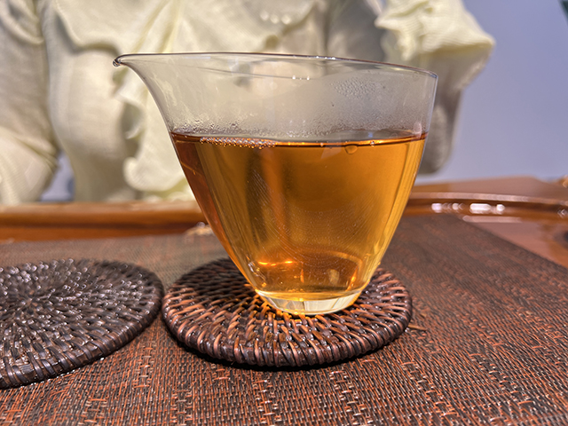 图为春城茶厂马帮牌2002年攸乐青饼蛮砖款