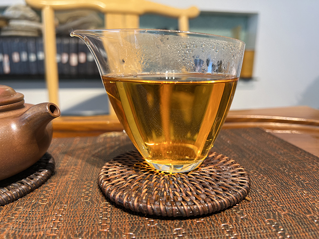 图为春城茶厂马帮牌2002年攸乐青饼蛮砖款