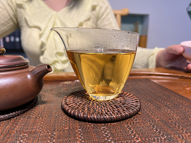 图为春城茶厂马帮牌2002年攸乐青饼蛮砖款