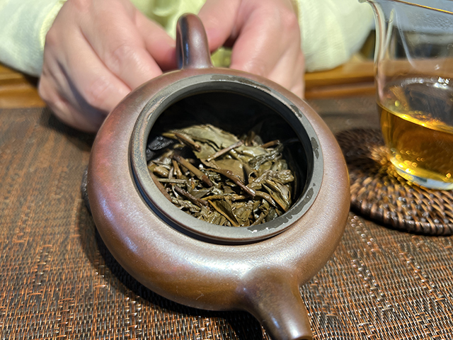 图为春城茶厂马帮牌2002年攸乐青饼蛮砖款