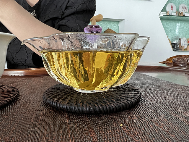 图为蓝版2021梅子箐古树小饼普洱茶