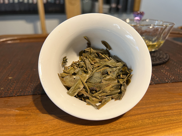 图为蓝版2021梅子箐古树小饼普洱茶