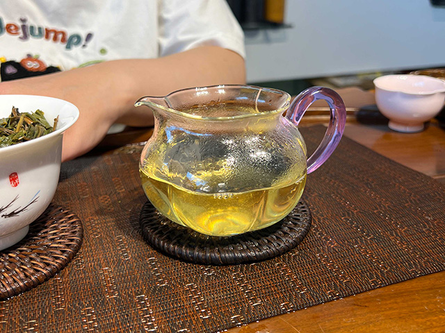 图为2026年邦东草籽地古树茶散料