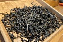 蓝版【2026草籽地】古树小饼茶料品鉴：外丑内秀，一口难忘