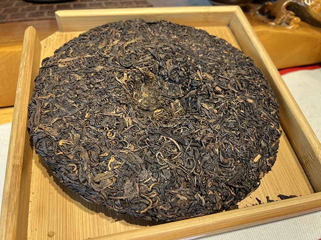 图为易武私家茶2001年易武正山绿大树400克饼