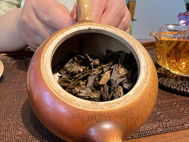 图为易武私家茶2001年易武正山绿大树400克饼