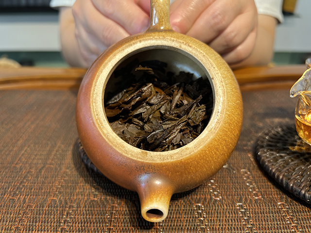 图为郎河2000年六山特制青饼