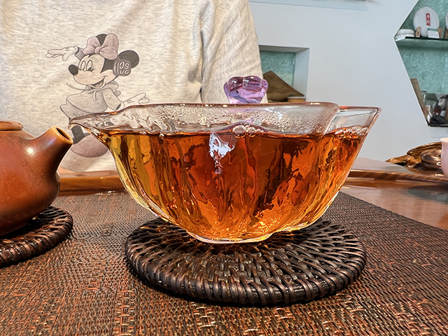 图为郎河2000年六山特制青饼