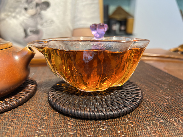 图为郎河2000年六山特制青饼