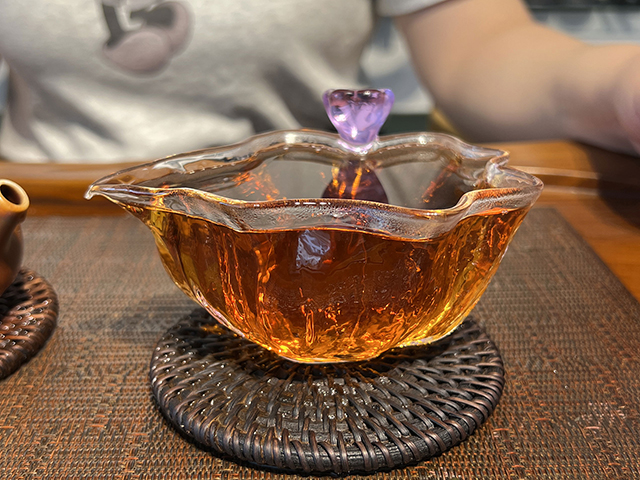 图为郎河2000年六山特制青饼