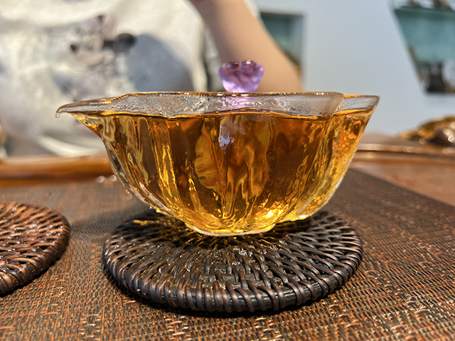 图为郎河2000年六山特制青饼