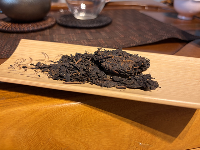 图为1998年黄印7572熟茶