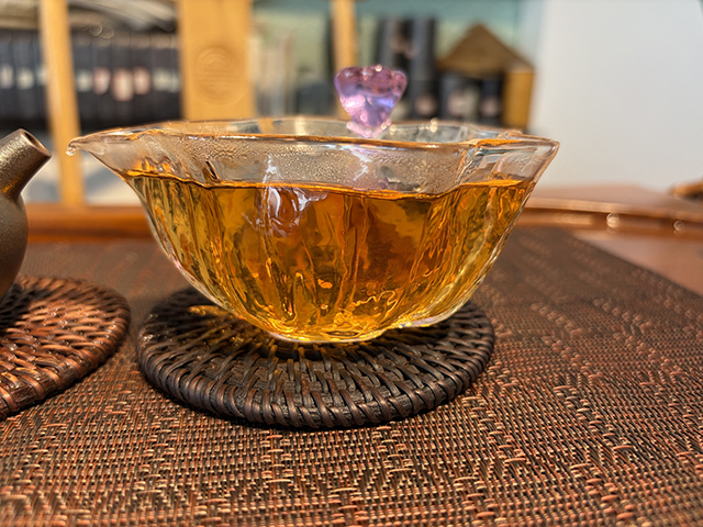图为1998年黄印7572熟茶