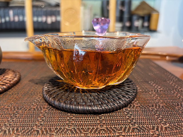 图为1998年黄印7572熟茶