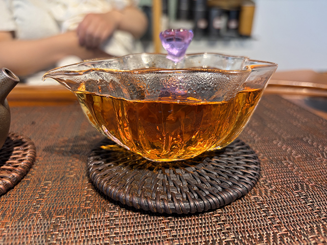 图为1998年黄印7572熟茶