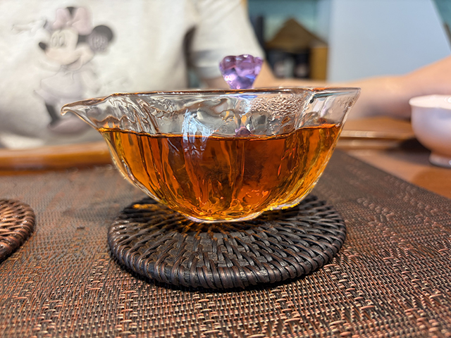 图为1998年黄印7572熟茶