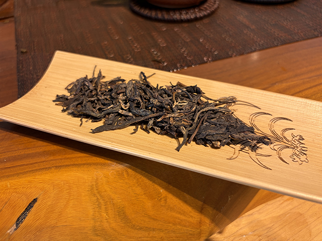 图为私藏茶红印2016薄荷塘古树青饼品鉴