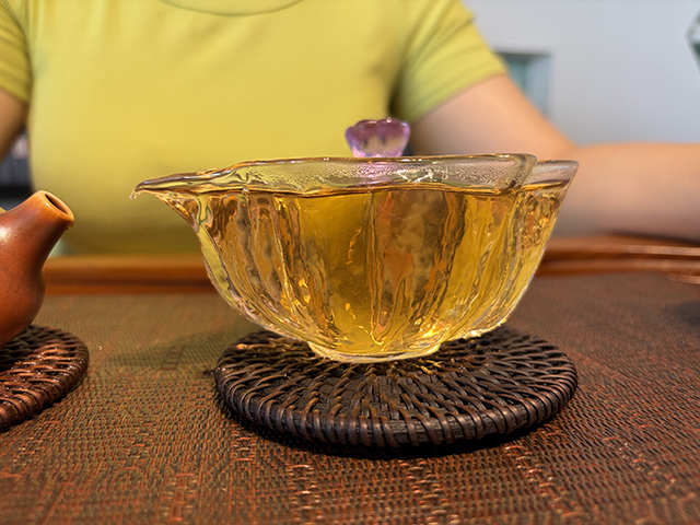 图为私藏茶红印2016薄荷塘古树青饼品鉴