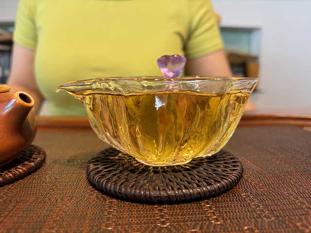 图为私藏茶红印2016薄荷塘古树青饼品鉴