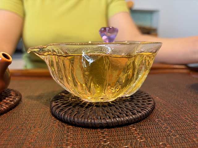 图为私藏茶红印2016薄荷塘古树青饼品鉴