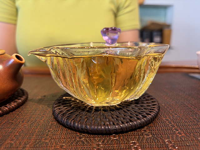 图为私藏茶红印2016薄荷塘古树青饼品鉴