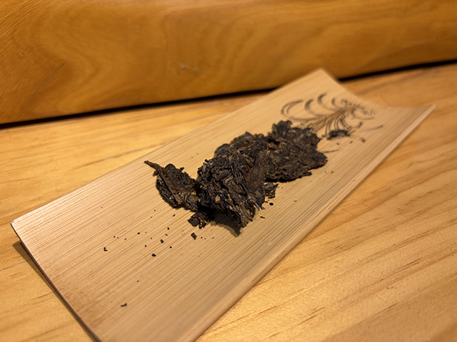 图为紫玉牌2006年忙肺古树茶