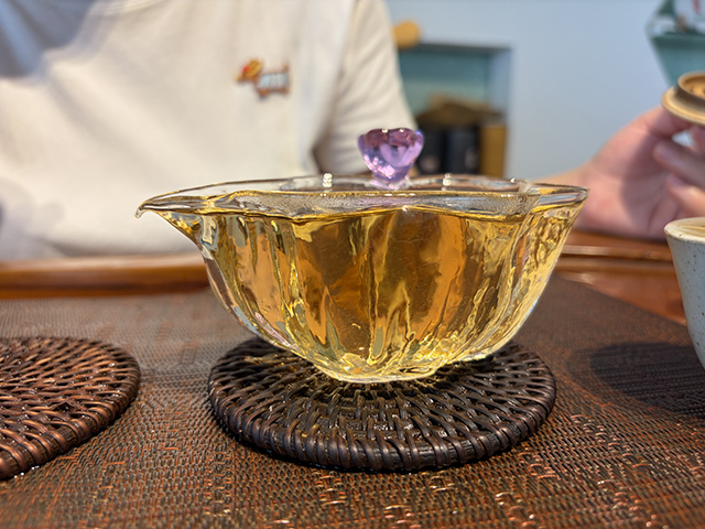 图为紫玉牌2006年忙肺古树茶