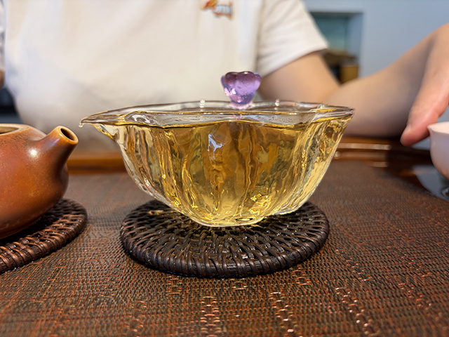 图为紫玉牌2006年忙肺古树茶