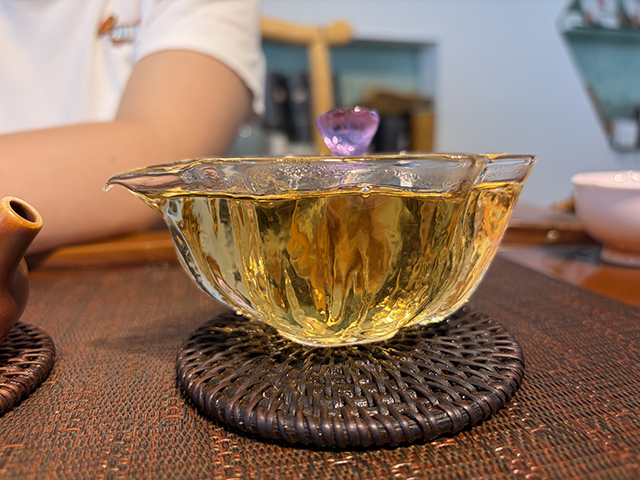 图为紫玉牌2006年忙肺古树茶