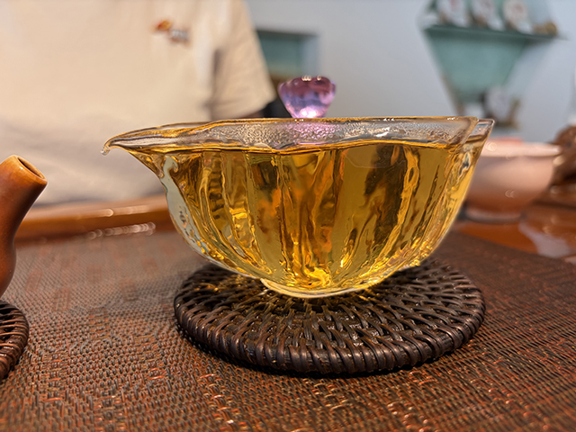 图为紫玉牌2006年忙肺古树茶