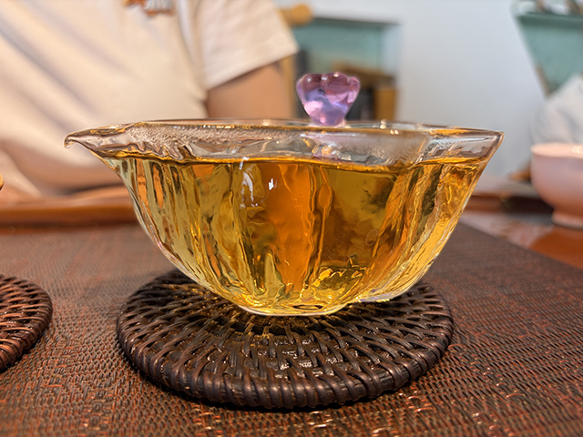 图为紫玉牌2006年忙肺古树茶