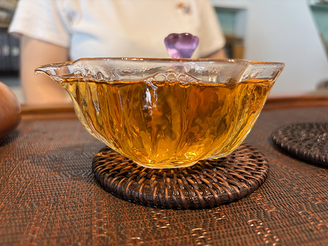 图为紫玉牌2006年忙肺古树茶