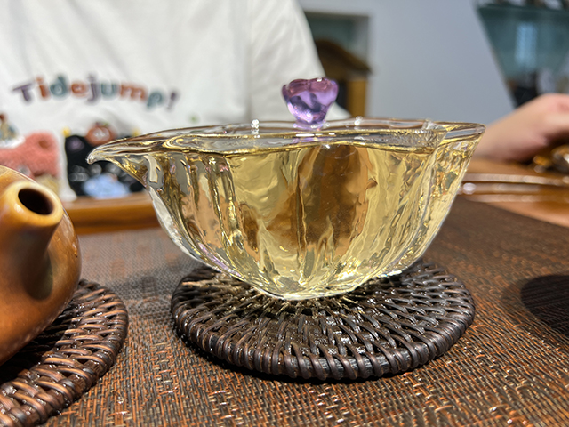图为2007年老海塘古树茶茶山仓