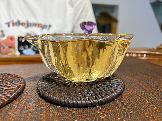 图为2007年老海塘古树茶茶山仓