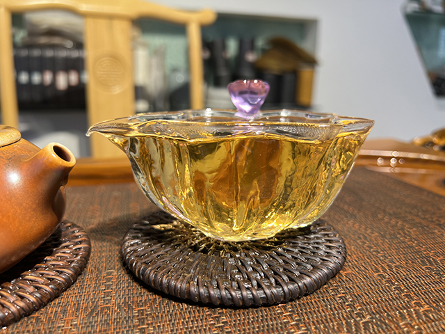图为2007年老海塘古树茶茶山仓