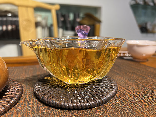 图为2007年老海塘古树茶茶山仓