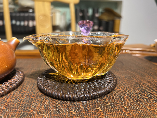 图为2007年老海塘古树茶茶山仓