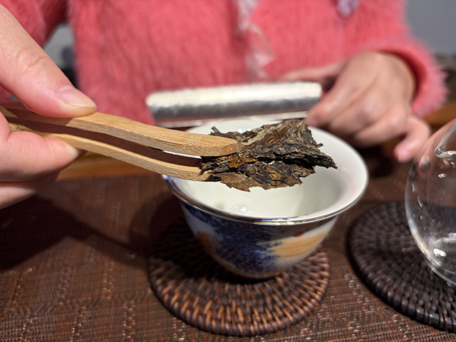 图为2021白鹿古树白茶小饼