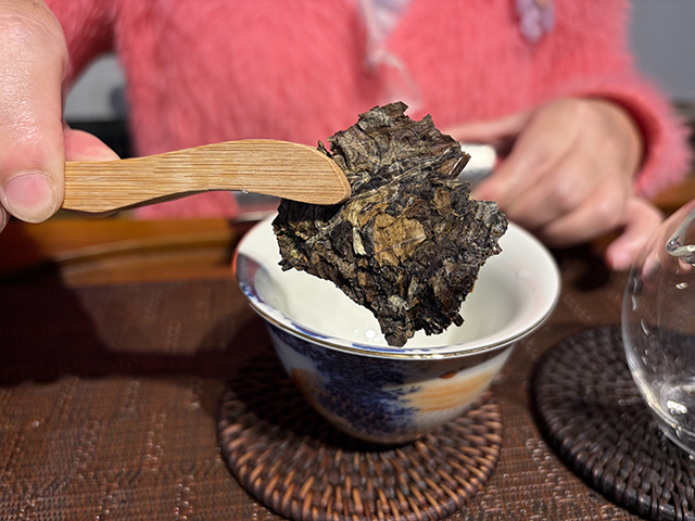 图为2021白鹿古树白茶小饼