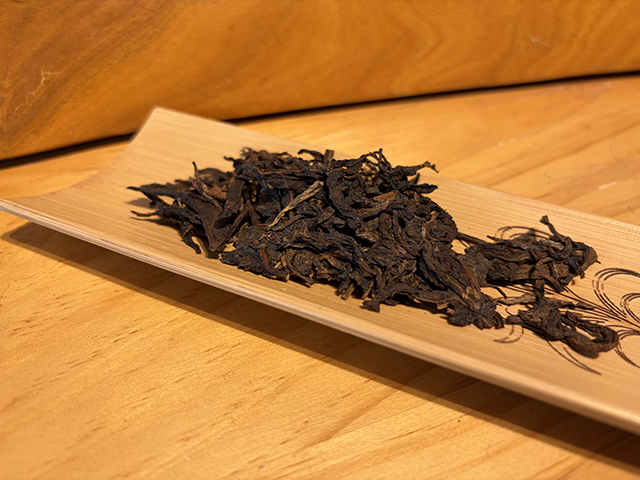 图为春城茶厂马帮牌2002年攸乐青饼蛮砖款