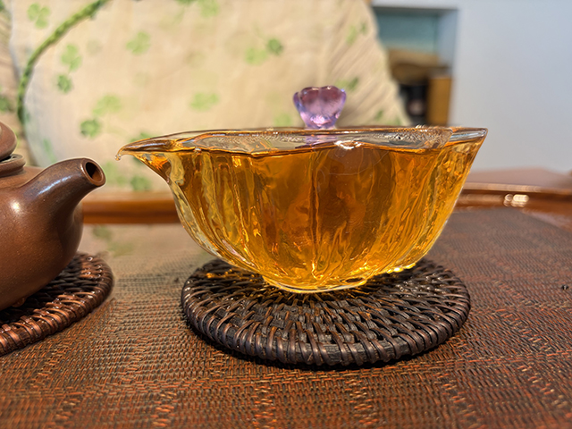 图为春城茶厂马帮牌2002年攸乐青饼蛮砖款