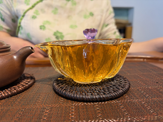 图为春城茶厂马帮牌2002年攸乐青饼蛮砖款