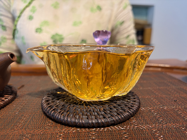 图为春城茶厂马帮牌2002年攸乐青饼蛮砖款