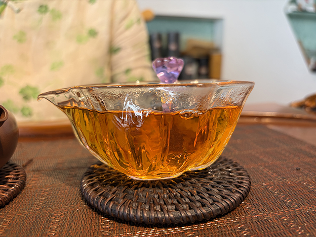 图为春城茶厂马帮牌2002年攸乐青饼蛮砖款