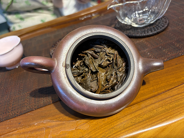 图为春城茶厂马帮牌2002年攸乐青饼蛮砖款