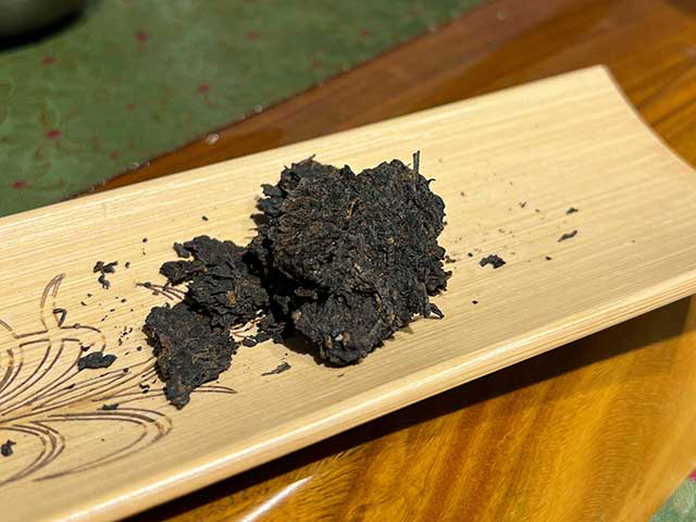 图为春城茶厂1989年福饼铁饼熟茶