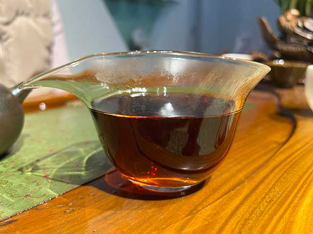 图为春城茶厂1989年福饼铁饼熟茶